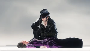 Pearl Attaway's corpse being overseen by Jacob Frye.