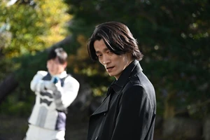 Chameleon faced by the forces of Fenix.