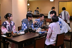 Kagero as Daiji dining with the rest of the Igarashi family.