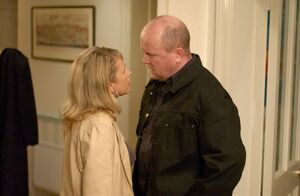 Phil declares war on Lisa as they begin a custody battle for Louise.