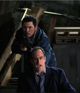 Gitano holding Elliot Stabler hostage