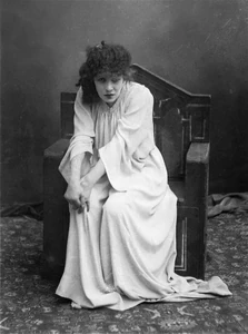 Sarah-bernhardt-people-in-film-photo-u6.jpg (73 KB) Lady Macbeth by Sarah Bernhardt.