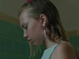 Isabelle Nélisse as Girl in Bathroom