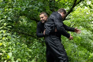 Warren attacks Dave as they try to kill one another in their final showdown.