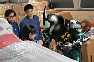 Evil confronting Aguilera over her plan to poison Ikki.