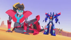 Thundercracker fights Windblade