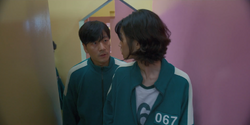 Sang-woo asks Sae-byeok what she saw last night.