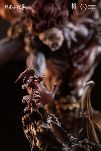 Closer look on the red armor statue