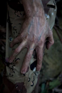 BSYAGfdlRDE.jpg (34 KB) Goran D. Kleut's hand in Behind the Scenes photo.