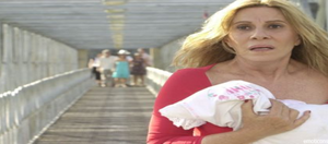 Nazaré fleeing from Do Carmo's family with Linda.