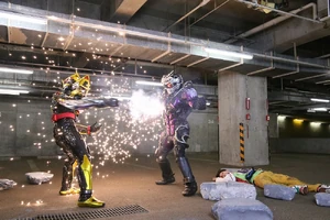 Mashin Chaser shielding Go from Gold Drive.