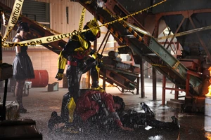 Gold Drive stomping on a Roidmude, only to be blocked by Heart.