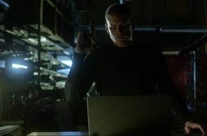 Snart kills his crew member