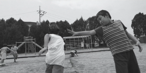 Sang-woo and Gi-hun playing EP1