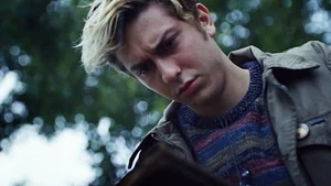 Nat-wolff-death-note.jpg (241 KB) Light finds the Death Note.