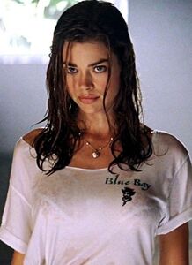 Kelly seductively looking at Sam.