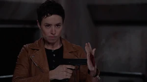 Izel demonstrating her inability to feel pain while possessing Piper.