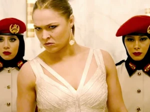 Kara with her two female bodyguards of the prince.