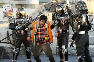 Kurokage Troopers restraining Kouta Kazuraba.