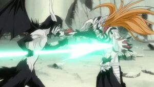 Ulquiorra's Lanza del Relampago getting blocked by Hollow Ichigo.