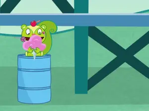 Nutty eat peacefully his cotton candy before he was hurted by a wagon.