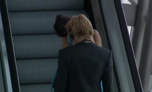 Rubà kissing Héctor in front of Maribel while fleeing together in the airport after Héctor left Maribel at their wedding.