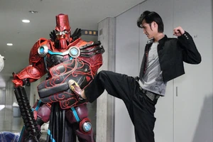 Gentaro kicks the Orion Zodiarts.