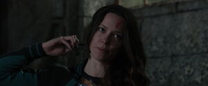 Maya threatens to inject herself with Extremis to Killian.