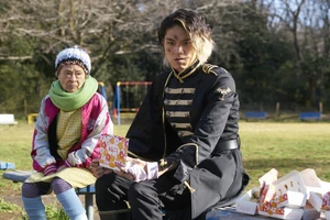 Alain talking with the takoyaki woman after being exiled from the Gamma.