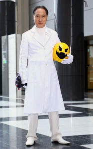 Michihiko Zaizen 2.jpg (164 KB) Zaizen holding his Pac-Man mask.