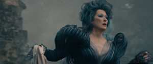 Into-the-woods-movie-screenshot-meryl-streep-witch-young-2