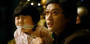 Ji-wan threatens Jung-Soon with his knife.