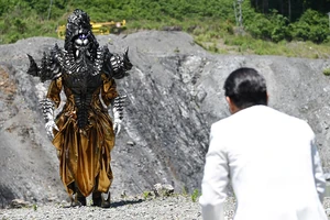 Giff meeting with Hideo Akaishi.