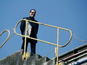 Hiroshi Tennoji 2.jpg (179 KB) Tennoji boasting from atop a staircase.