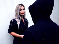 Virgínia giving Rezende's phone to The Invader.