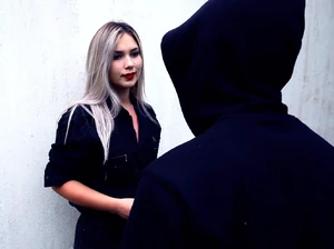 Handing phone number.png (804 KB) Virgínia hands The Invader Rezende's phone number