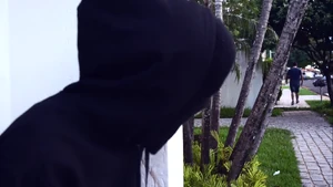 The Invader spying Rezende as he gets outside the house