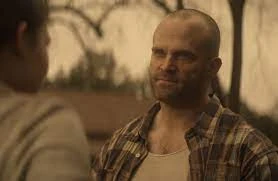 El padre de Kay Challis antes de arrojarla al pozo.