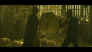 Larry y Vic sostienen un trasero.