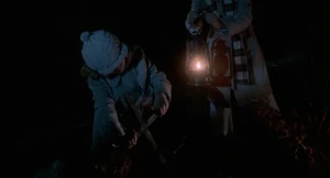 Veneno para las hadas - 08.jpg (786 kB) Verónica y Flavia profanan cruces en el cementerio a la medianoche.