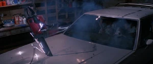 El poltergeist toma control de una motosierra electrificada.
