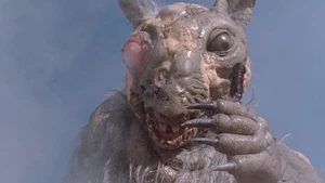 Tromie sujeta a la Profesora Holt.