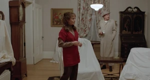 The Hearse - 02.jpg (390 kB) El abogado Pritchard le enseña a Jane la vieja casa de su tía.