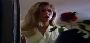 El Destipador Nocturno entrega una rosa a una modelo.