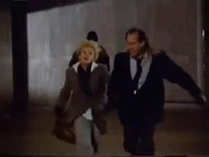 Mania 12.jpg (57 kB) Dan rescata a la rubia y escapan.