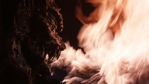 Clon Dragón dispara una llamarada.