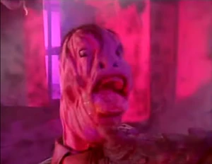 Mutilations 05.jpg (366 kB) Eugene es chupado hasta quedar sin relleno.