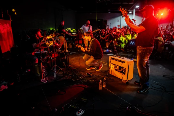 The band huddles together.