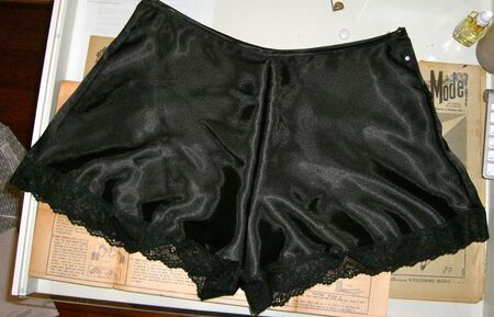 See more at http://afewthreadsloose.blogspot.com/2010/09/satin-tap-pants-of-death.html