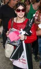 25out2013---atores-da-novela-infantil-violetta-desembarcam-no-aeroporto-de-guarulhos-em-sao-paulo-e-causam-tumulto-entre-fas-o-elenco-da-producao-argentina-esta-no-brasil-para-1382720786930 300x500.jpg (65 KB)